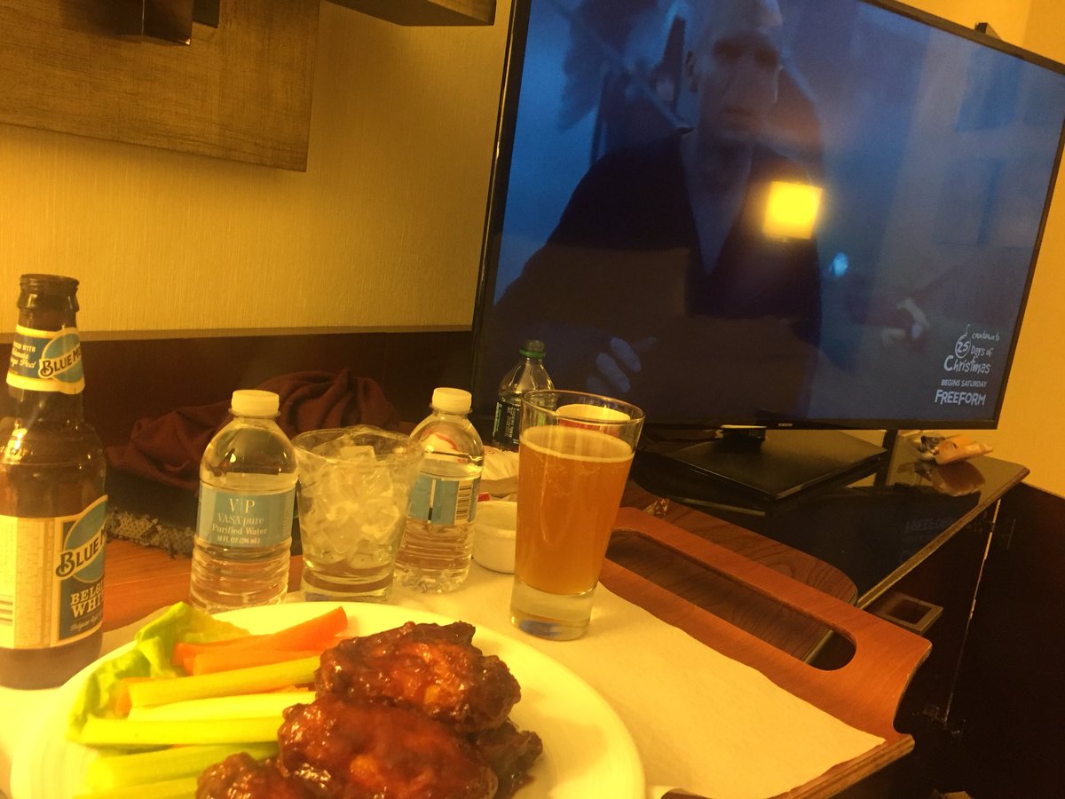 yunasical's tweet photo. Enjoying my #postrehearsal #hoteltime #roomservice and #harrypotter #whatmorecaniaskfor https://t.co/VnObNa5OvJ
