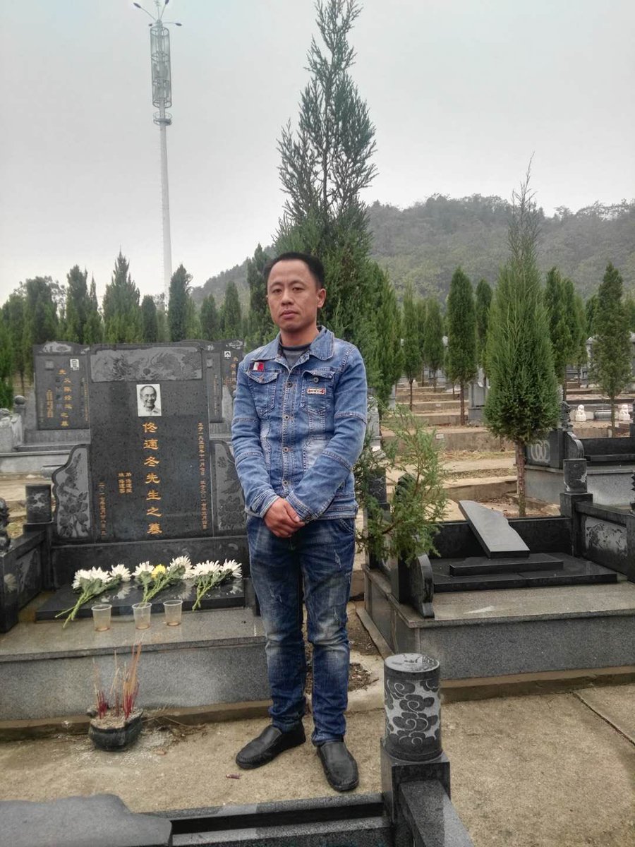 oubiaofeng's tweet image. 網名臨時外務長官的湖南株洲公民陳小平@LinShiWaiWu 半小時前發出消息，稱其在天元區泰山路派出所，本人隨即撥通長官電話15116085015但無人接聽，再撥打時提示電話已關機。長官曾於今年六月參與株洲公民人體行為藝術紀念六四被處行政拘留七天，九月赴岳陽圍觀李明哲案開庭，前幾天參與祭奠佟適冬冥壽。