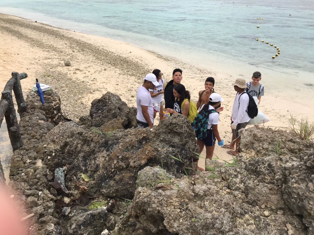VIBEGuamPDN's tweet photo. The teens of Guam High School give back to the community by picking up trash in Tumon Bay today. To see more photos check out #GuamHighGivesBack
( VIBE // Jazmin Guerrero ) https://t.co/c4VsIn6dcb