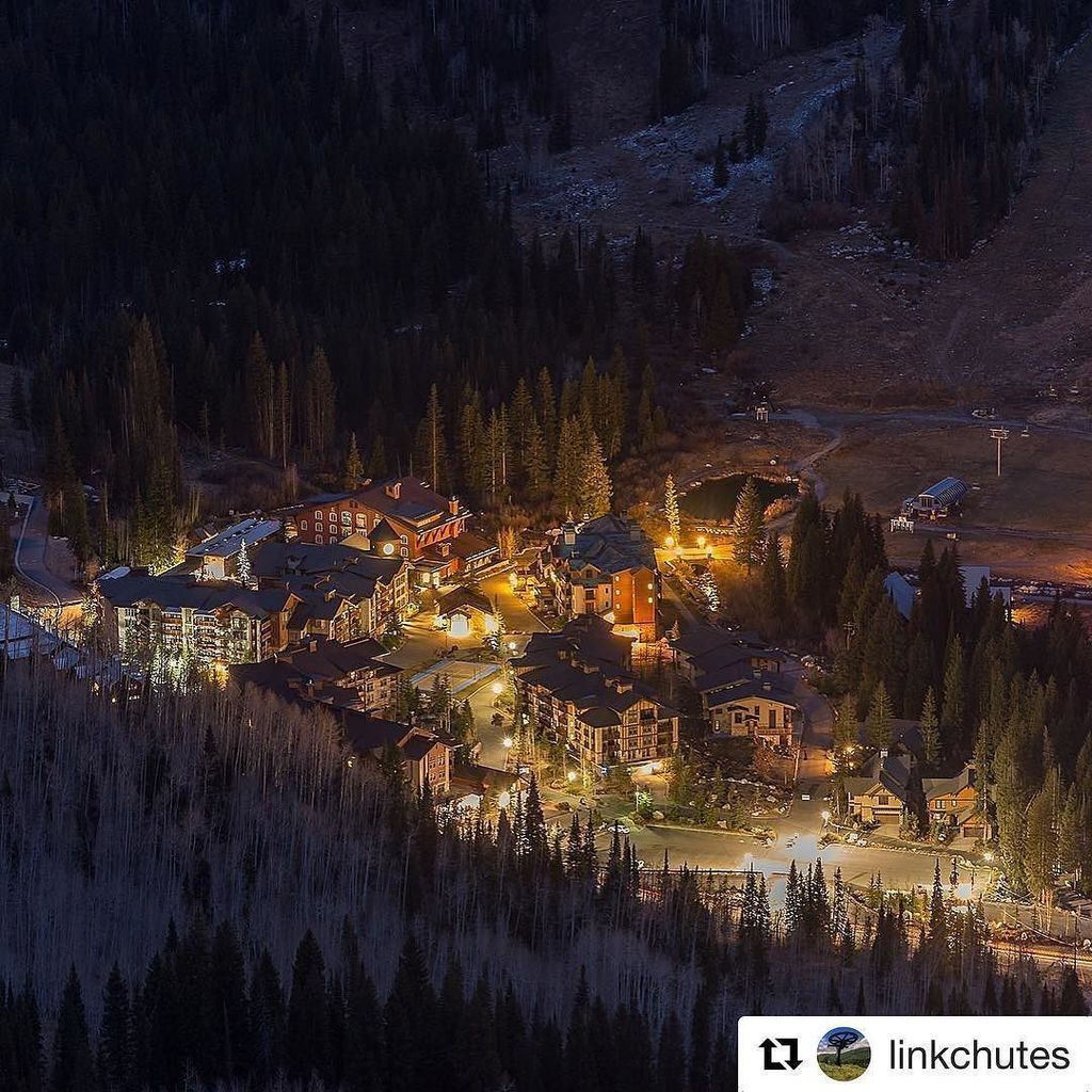SolitudeMTN's tweet photo. Solitude Village at night. | Photo credit : @linkchutes | #solitudemountain #bigcottonwoodcanyon #saltlake #utah #PureSolitude https://t.co/0Fcw4064iq