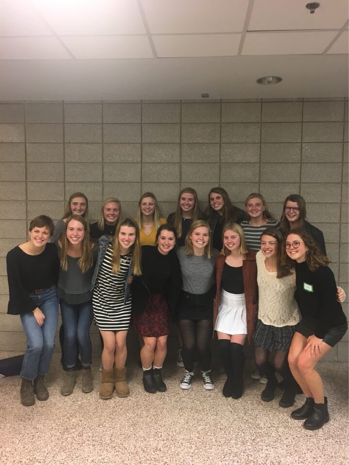 2017 seniors. Great season ladies, it’s not over till it’s over. 💚🙌🏼💸 <a href="/EdinaXC/">Edina Cross Country</a>