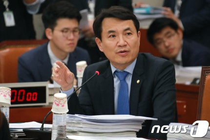 한국당 태블릿PC 진상조사 TF, 오늘 첫 회의…방향 모색
태블릿PC 진상조사 TF 팀장을 맡고 있는 김진태 의원을 비롯해 
박대출·윤상직 의원이 참석하며 민간에서는 김기수 변호사·
박한명 바른언론연대 운영위원·우종창 전 월간조선 기자 참석
김진태, 국정농단 시발점인지 조작 미끼였는지 파 헤칠것