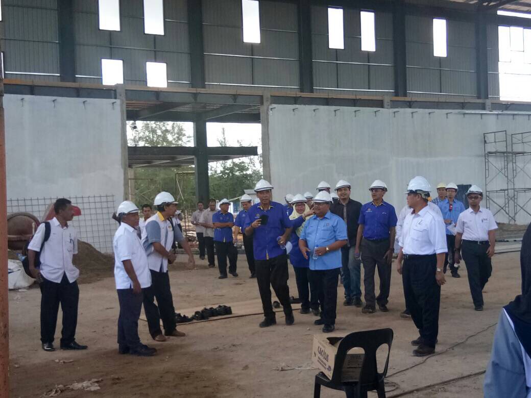 JKRTerengganu's tweet photo. Lawatan Kerja KSU @MOWorks Dato' Sri @ZohariAkob ke Pembangunan Projek PemprosesAn &amp; Pengeluaran Produk Kenaf di Setiu. @PetraJayaMP @RoslanMdTaha @YBAhmadRazif @irckb_chedin @yusufghani200 @JKRMalaysia @JKRSetiu https://t.co/A0JyIwqr12