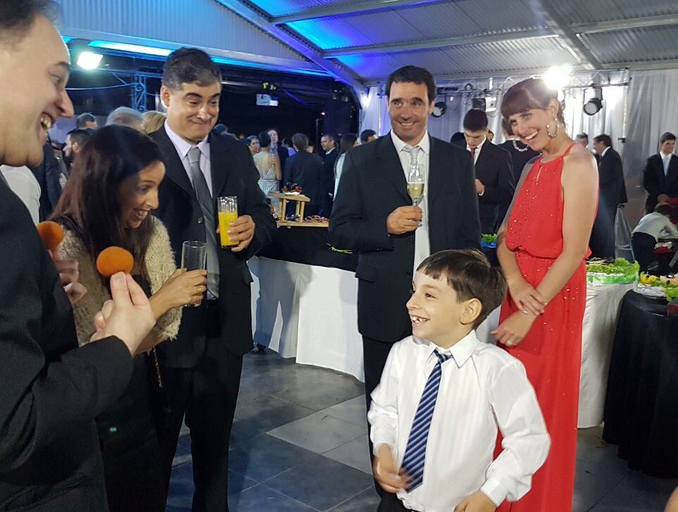 gastonpochat's tweet photo. Magia en la recepción del casamiento de Gabriela y Ariel 👰🤵 #casamiento #boda #magiaderecepcion  #dalemagiaatuvida #gastonpochat #show #showman #magia #magiadebar #magiaentumesa #magiadecerca #magiaderestaurante #magiadesalon #magiaconcartas #showdemagia #magiaparacasamiento https://t.co/6EG4O9tfcs