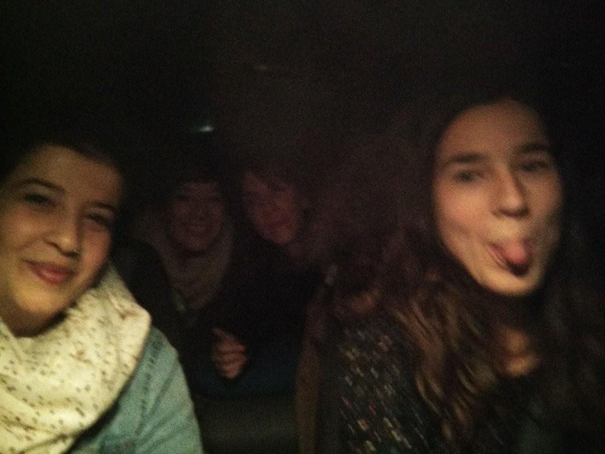 ainhize_m's tweet photo. "Eta bat batean
ez zagon hormarik,
erori egin ditu." #EkhiEtxera https://t.co/zb2maiqDjI