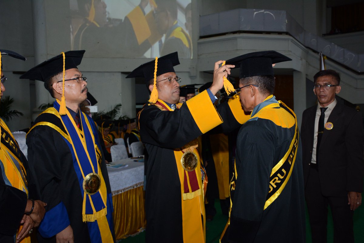Humas_UHO's tweet photo. WISUDA &amp; PENGUKUHAN GURU BESAR Prof. ADNAN HAKIM 
#AuditoriumMokodompi #TGl07November2017 https://t.co/I1oUKEpVYu