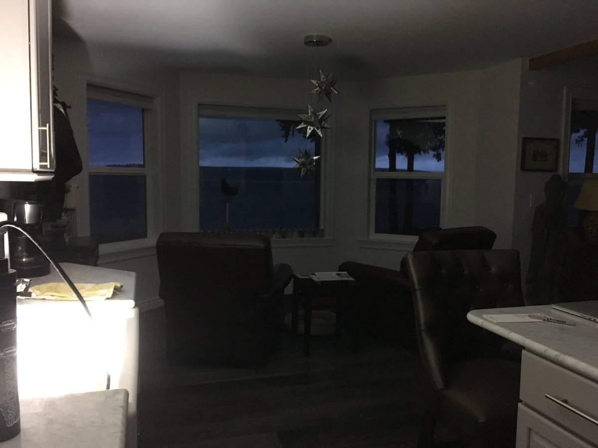 drlaurynnevans's tweet photo. Power outrages widespread in PNW today. Dive gear to the rescue! Thatβs my dive light illuminating my home. #divehack https://t.co/PlrkGe7loH