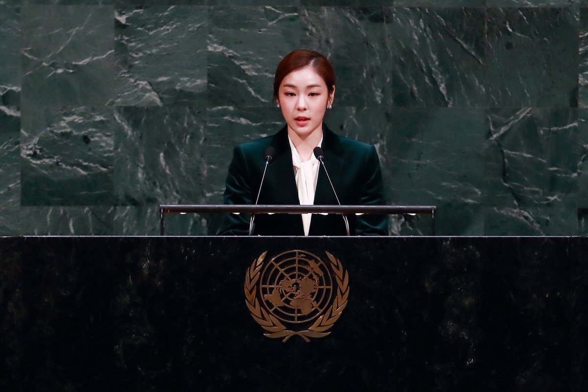 평창올림픽 홍보대사인 김연아가 유엔 무대에서 평화의 메시지를 전했습니다. 영어로 4분간 진행된 연설에서 김연아는 "평창올림픽은 평화와 인류애라는 올림픽 정신을 전 세계인들과 공유하는 자리가 될 것으로 확신한다"고 말했습니다. #정치부회의
