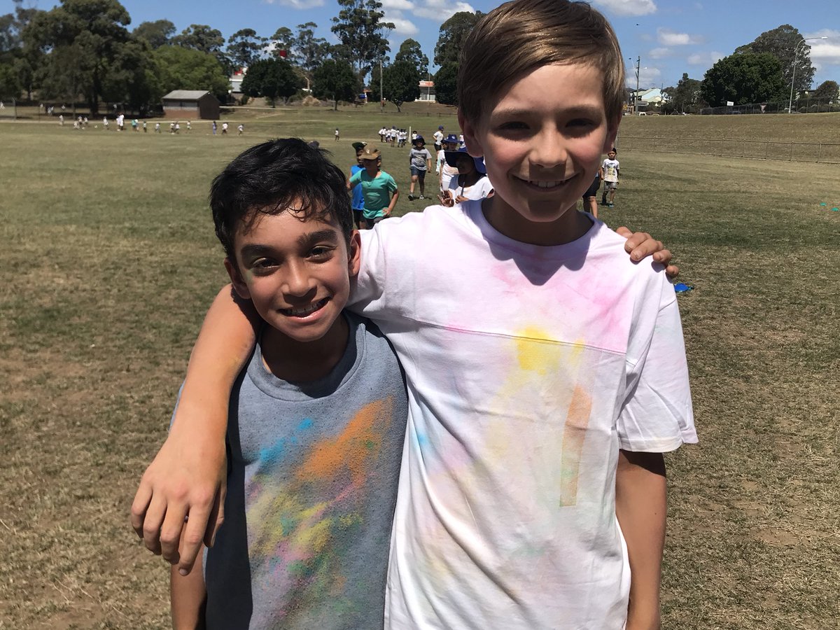 kate_tishler's tweet photo. ☀️☀️ A fantastic afternoon spent in the sun getting splashed with lots of colours! #colourrun @Minto_P_S @VickiCraze https://t.co/fSbhGwag18