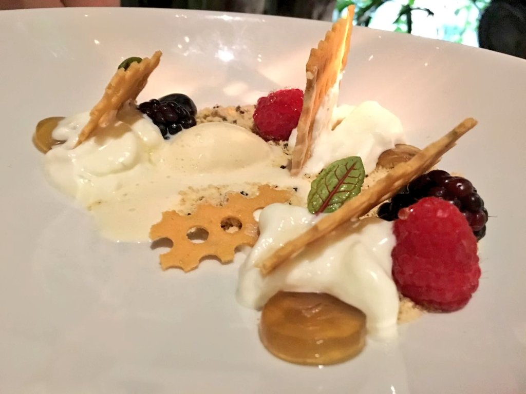 FoodandTravelMX's tweet photo. Terminamos este delicioso recorrido culinario con una trilogía de postres del chef invitado a @cafedeartistes, Eric Ponchet. El cheesecake con helado de maracuyá fue el ganador. 😍 #FGI23 https://t.co/0qEjG9hNc9