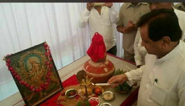 madhukishwar's tweet photo. Vote ke liye kuch bhi karega? Do I see Ahmed Patel in this pious picture? https://t.co/sC3dqq89Rz