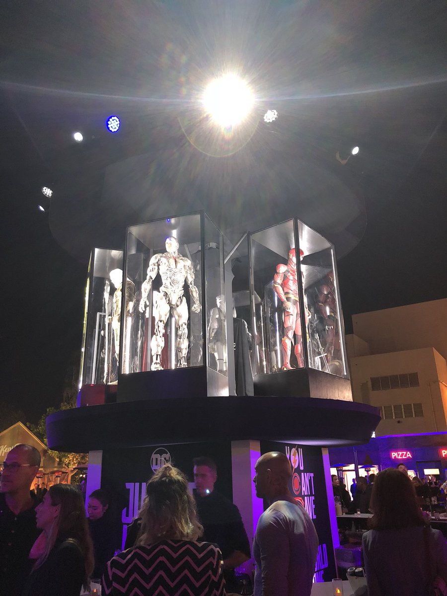 MeltdownComics's tweet photo. Fun night at th #JLpremiere https://t.co/BbSCkxTZRO
