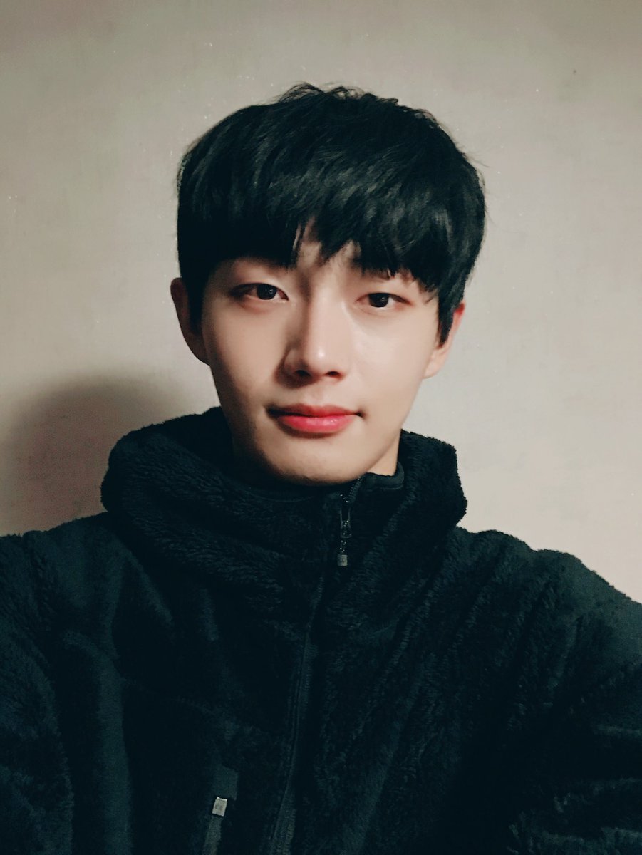 JBJtwt787's tweet photo. [#김용국😑] 🌝똑같지 않아요?ㅋㅋㅋ https://t.co/gtJLxOXsDR