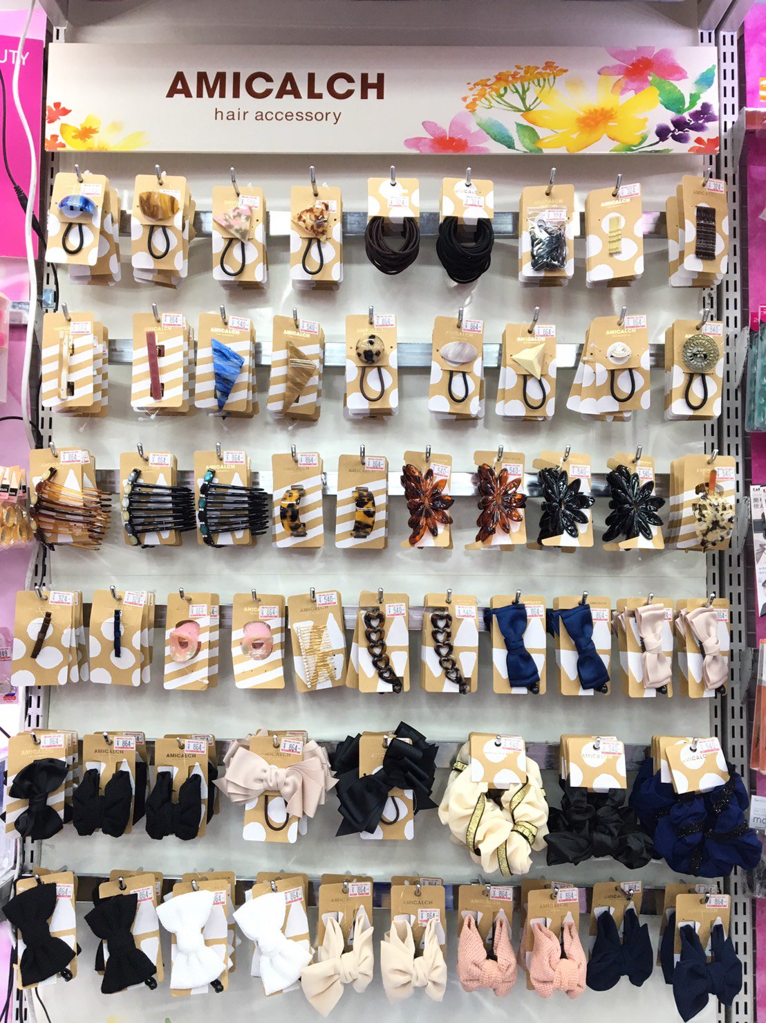 ヨドバシカメラ 梅田店 ヘアアクセサリー の取り扱いが始まりました Amicalch アミカルーチ シリーズ 結ぶだけでかわいく仕上がるヘアゴムやシュシュ バナナクリップに流行りの三角クリップやゴールドのピンもご用意 ぜひ ヨドバシ梅田 1f