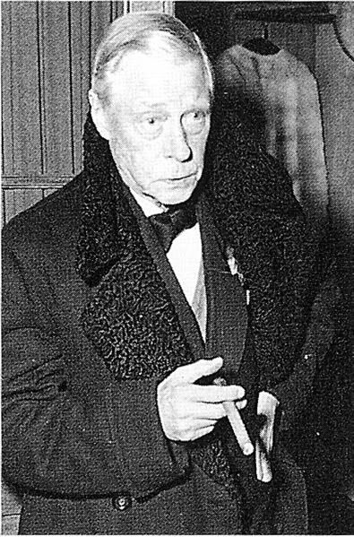 tuxedoflashmob's tweet photo. The Duke of Windsor keeping his tuxedo warm https://t.co/7Xc9MSAXhX