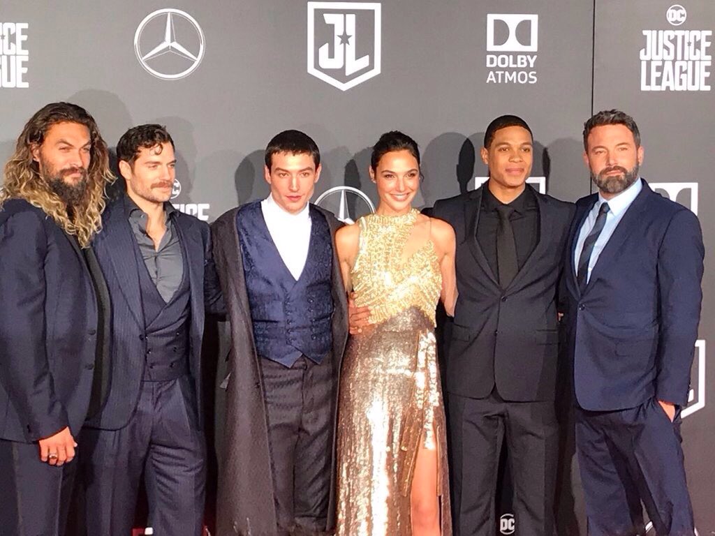 laneandkentnews's tweet photo. #JusticeLeague Cast (with producers #DeborahSnyder and #CharlesRoven) #JLPremiere
Where are #AmyAdams (#LoisLane) and director @ZackSnyder?! π³π±πππ (JL cast & crew is incomplete without them! #justsayin π€ππ) https://t.co/hruHyZAxrB