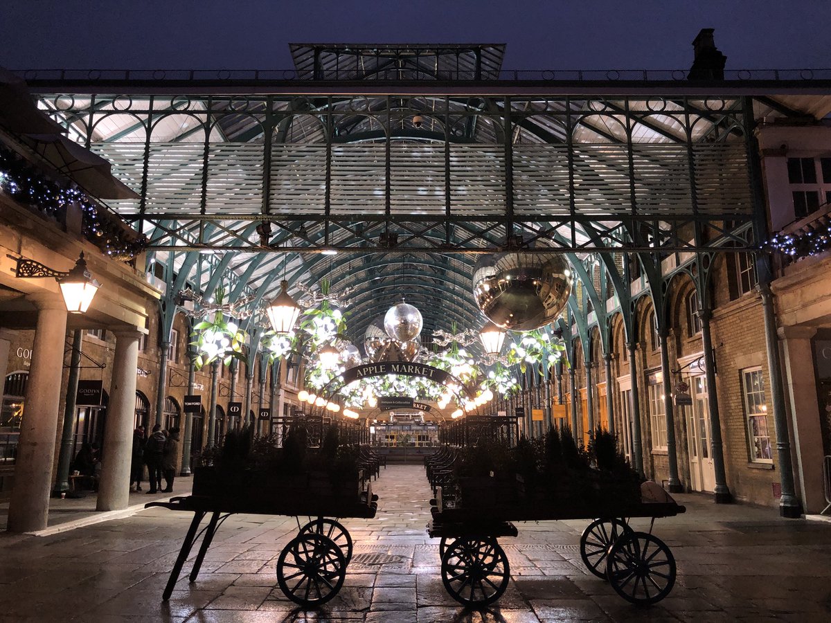 Christmas tree in Covent Garden being lit this evening. Festivities start from 5:30 PM. Cast of 42nd Street and Pudsey Bear will be here <a href="/BBCBreakfast/">BBC Breakfast</a> <a href="/CoventGardenLDN/">Covent Garden</a> xxx