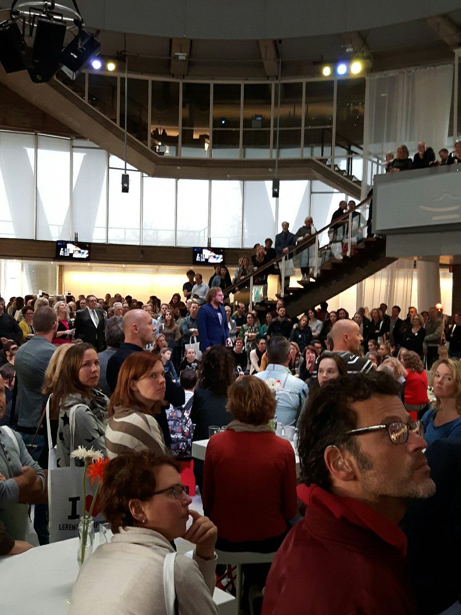 GeeskeKan's tweet photo. Diederik Jekel trapt af! #Kennisfestival #brainport # Eindhoven https://t.co/VkTjo0RKMC