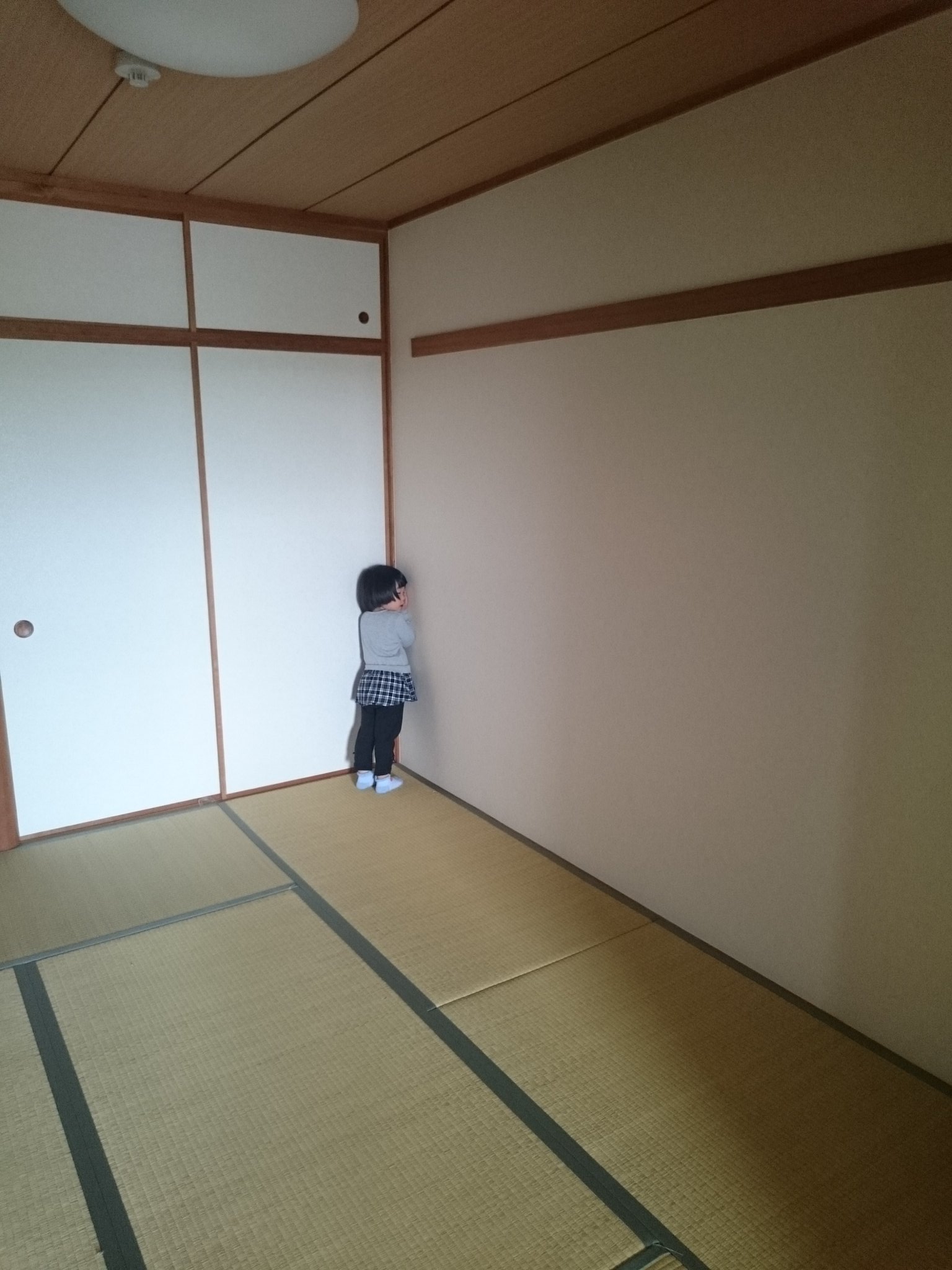 あるこ 左が3歳２ヶ月のかくれんぼ 右が2歳半のかくれんぼ 大して進化してない どちらも次女 かくれんぼヘタクソ選手権 T Co 1ysht04ba6 Twitter