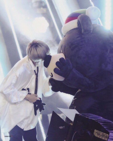 mei_0515_'s tweet image. テテ｢ねぇねぇ、くまさん!!僕のこと見える??ねぇ、体調わるいのぉ??大丈夫??｣
くまさん(し、しまった、整った顔がどアップだ、なんだか頭がくらくらするぞ、可愛すぎる、食べたい、うわぁーーー)

くまさん、お疲れ様です。
体調悪いならそこ代わりますよ。

#RTしてくれたarmyさん全員フォロー