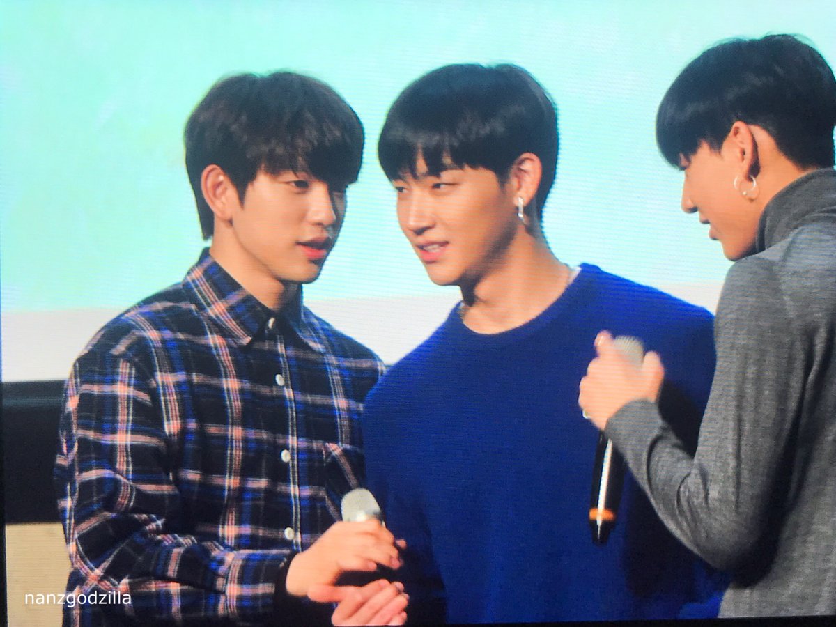 nanzgodzilla's tweet photo. 171113 일산팬싸 💕💕
จริงๆ สต๊าฟก็วางไมค์ไว้ให้ที่โต๊ะครบทุกคนอ่ะค่ะ 😂😂🤧🤧💕💕🌴🍑 

#진영 #Jinyoung #재범 #JB #Jaebeom #GOT7 #갓세븐 #7for7 #YouAre #JJProject #2000DaysWithJJProject 

ปล.นี่ก็ชงไปเรื่อย🤣🤣 https://t.co/TTkwJ37dj9