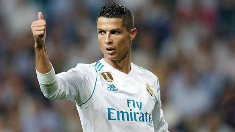 elbernabeucom's tweet photo. 🚨 #CONFIDENCIALEB | El farol de Cristiano: ningún club dispuesto a pagar 100 millones. Una info de @JorgeCalabres. https://t.co/o3vPnIwMNl https://t.co/ADb71PATuS
