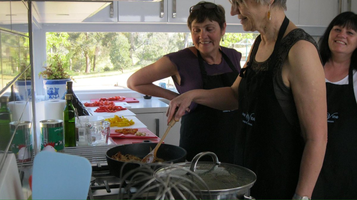 SimplydVineCook's tweet photo. Ran a great Vegetarian Cooking Class for two lovely ladies who used a Cook and Stay package
#Daylesford #Cooking #CookingClass #Vegetarian https://t.co/QmXhaHuU2p