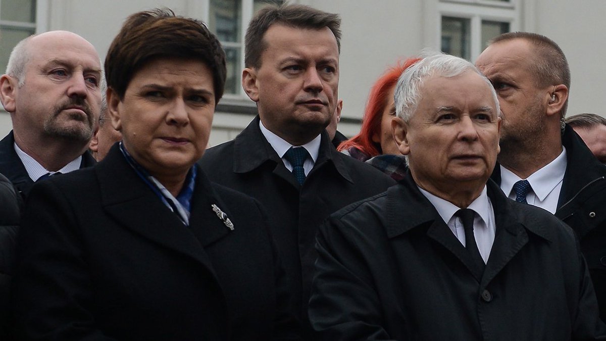 TVPParlament's tweet photo. We wtorek o godz. 13.00 odbędzie się wspólna konferencja prasowa #premier Beaty Szydło i prezesa PiS Jarosława Kaczyńskiego https://t.co/WCQqNYMKbF #preze #PiS #rząd https://t.co/K2DDV0touj