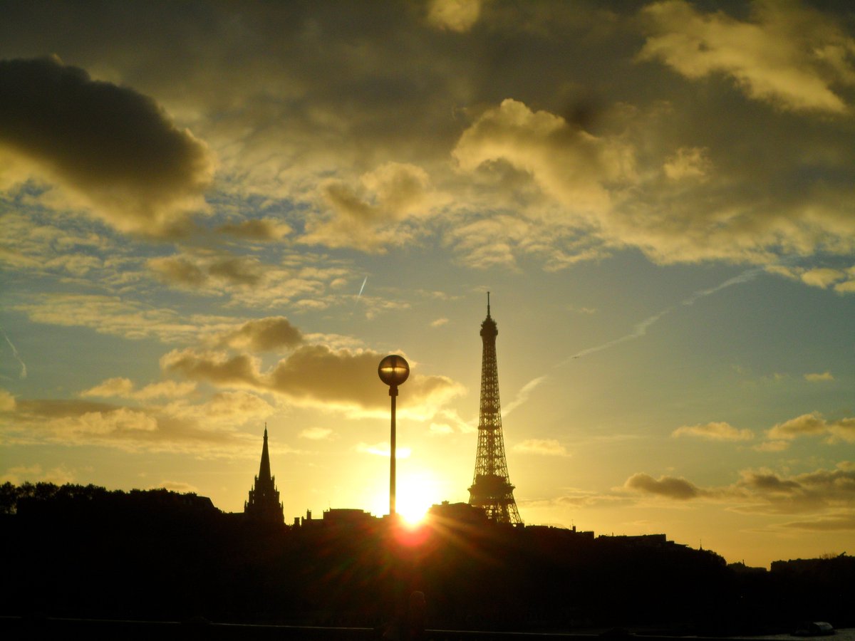juliecapricorne's tweet photo. #Paris Vue prise du #pontdesinvalides, 13 novembre, fin d'après-midi https://t.co/s0jqi7WkIu