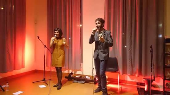 dobleaire's tweet photo. Hace dos años. Llevaba el pelo corto y recitaba en Perifèric Poetry Mataró con #DaniloFacelli. #poesía #Maresme #spokenword #losañosmaravillosos #recuerdos https://t.co/ViGeyccJTB