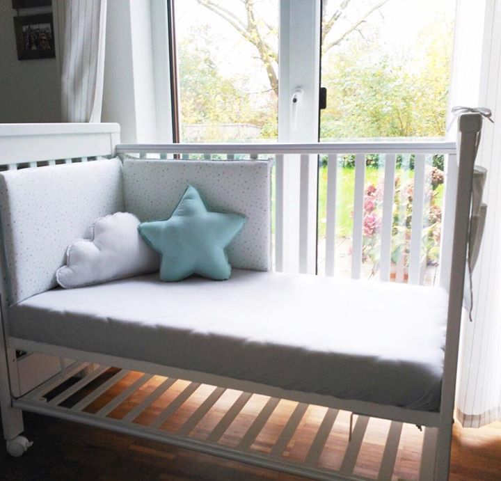 EstrellitaLaV's tweet photo. Buenos días amores!⭐️
Mirar que foto más bonita nos ha mando una clienta desde Alemania, no me digáis que no queda precioso el textil de triángulos gris y mint, da una paz y una tranquilidad 💚
Todo el conjunto disponible en https://t.co/4V85SKu2ir
#protectorcuna #textilescuna https://t.co/gU4kWLY8RB