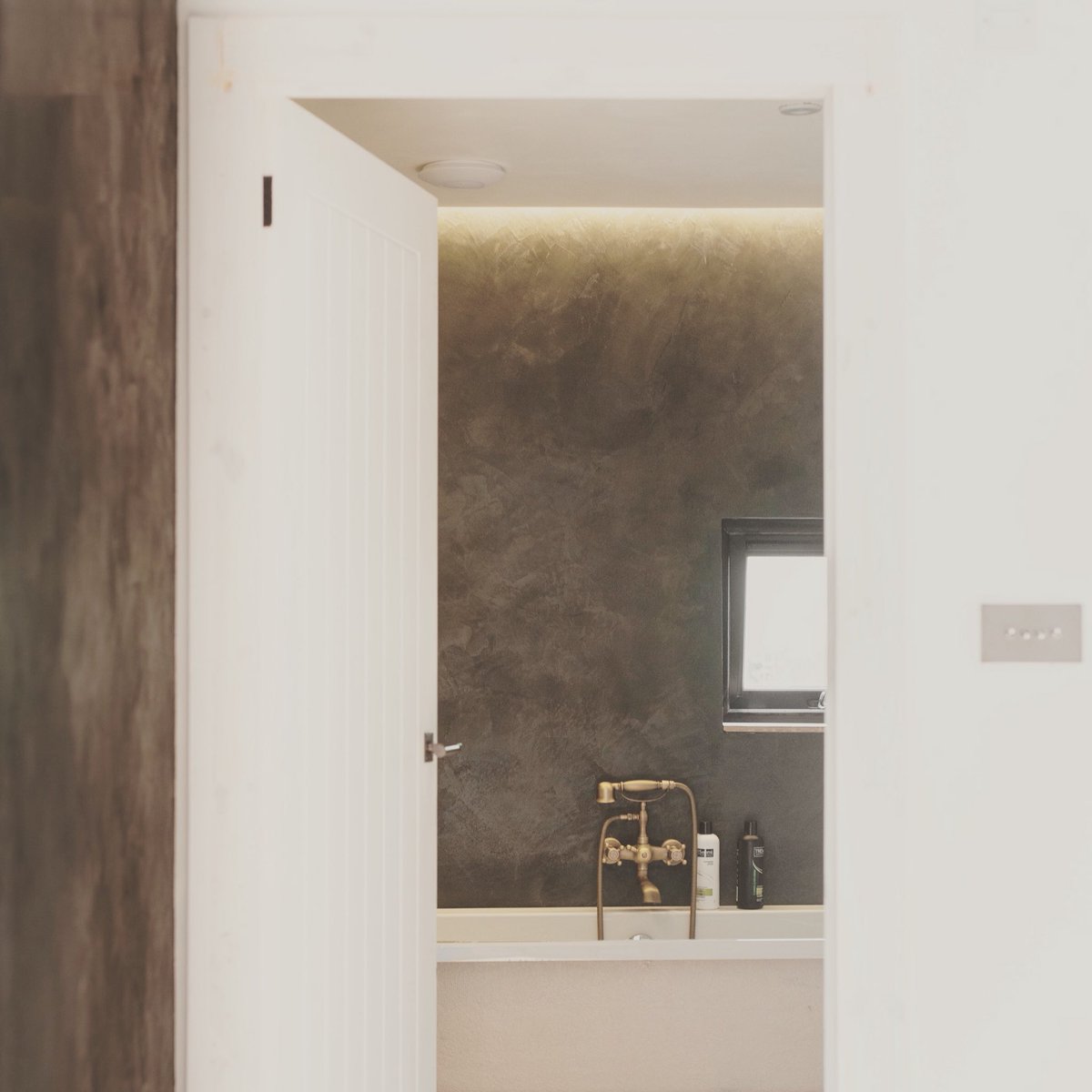 Roots_Arch's tweet photo. We love #Tadelakt polished #plaster so much we’ve used lots of it in our #selfbuild #house- here’s a preview of the #bathroom #Architecture https://t.co/ImIOMTqmcl