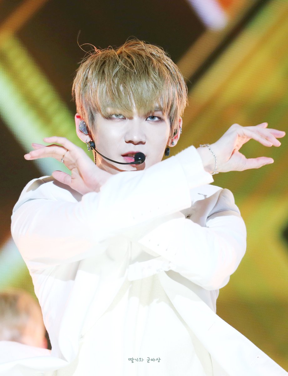 gunmawithSB's tweet photo. [HQ] 171031 BOF 폐막식 

10월 마지막 날 타카다상

#JBJ #KENTA #켄타 https://t.co/lLx4cffN4a