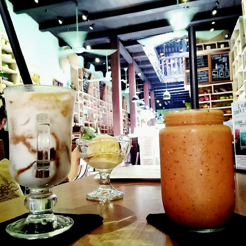 schneerosenrot's tweet photo. #hoianancienttown #hoian #vietnam #coconutcoffee #coconut #coffee #smoothie #cocobox #cocoboxhoian https://t.co/4JECT14Ikg https://t.co/yyCsLkCLbH