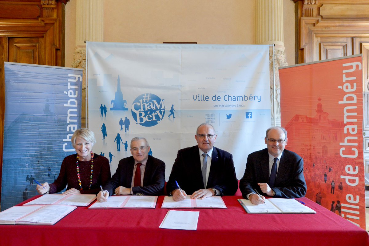 VilledeChambery's tweet photo. La convention de partenariat qui lie la Ville de #Chambéry à la Chambre de Commerce et d'Industrie de la #Savoie sur l'étude de redynamisation du commerce en centre-ville a été signée ce lundi 13 novembre à 14h à l'Hôtel de Ville.

@MichelDANTIN 

> https://t.co/B1GngDwj57 https://t.co/qyQ0LUe1uj