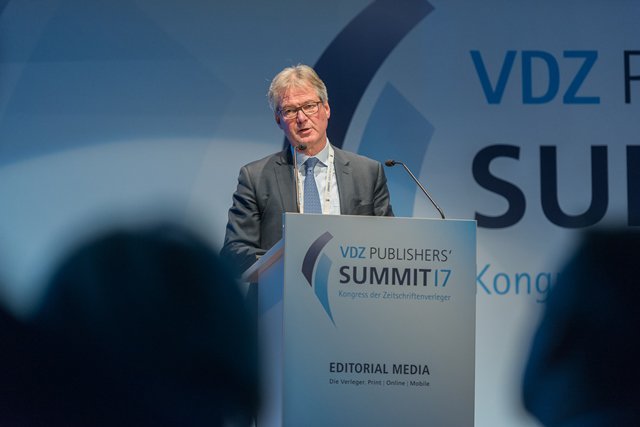 fachpresse_de's tweet photo. Fachmedien im Fokus: Stefan Rühling präsentierte seine "Big Points 2018" beim #vdzps17 Die Rede im Volltext: https://t.co/7ccidgLAlG https://t.co/DbhUgbsBYY
