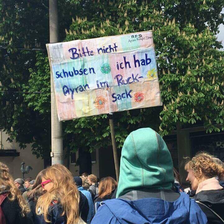 CapMittelstrahl's tweet photo. #Markiere jemanden der auch immer #Ayran im #Rucksack hat 😆😆😆 https://t.co/kC1HCdUJvC