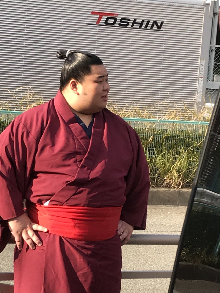 駐車場で隆の勝を待つ太一山。
#sumo