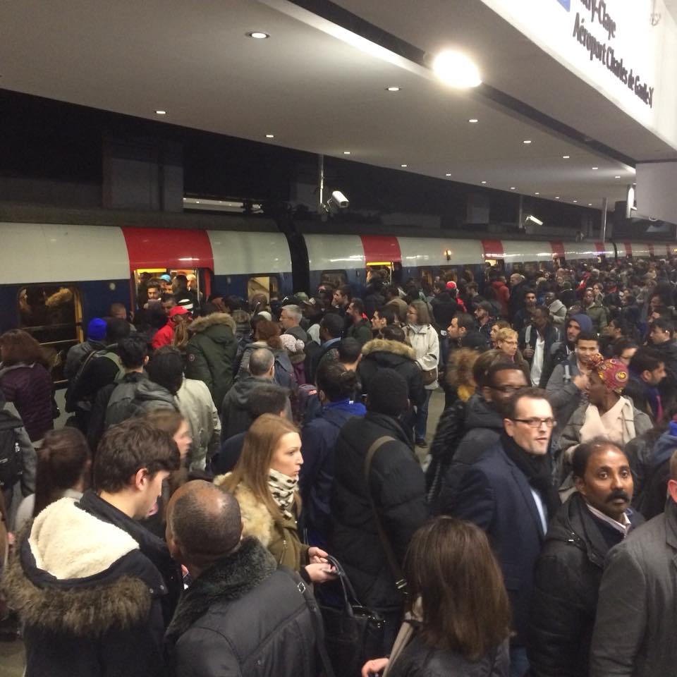 OuzouliasP's tweet photo. #RERB, l’embolie est maintenant quotidienne. @vpecresse n’a toujours pas répondu à ma lettre du 13/10. Sa réponse est malheureusement connue : pas d’investissement sur cette ligne avant 2024. Seule notre mobilisation collective l’obligera à s’occuper de notre galère quotidienne ! https://t.co/SkPfvUtxa2