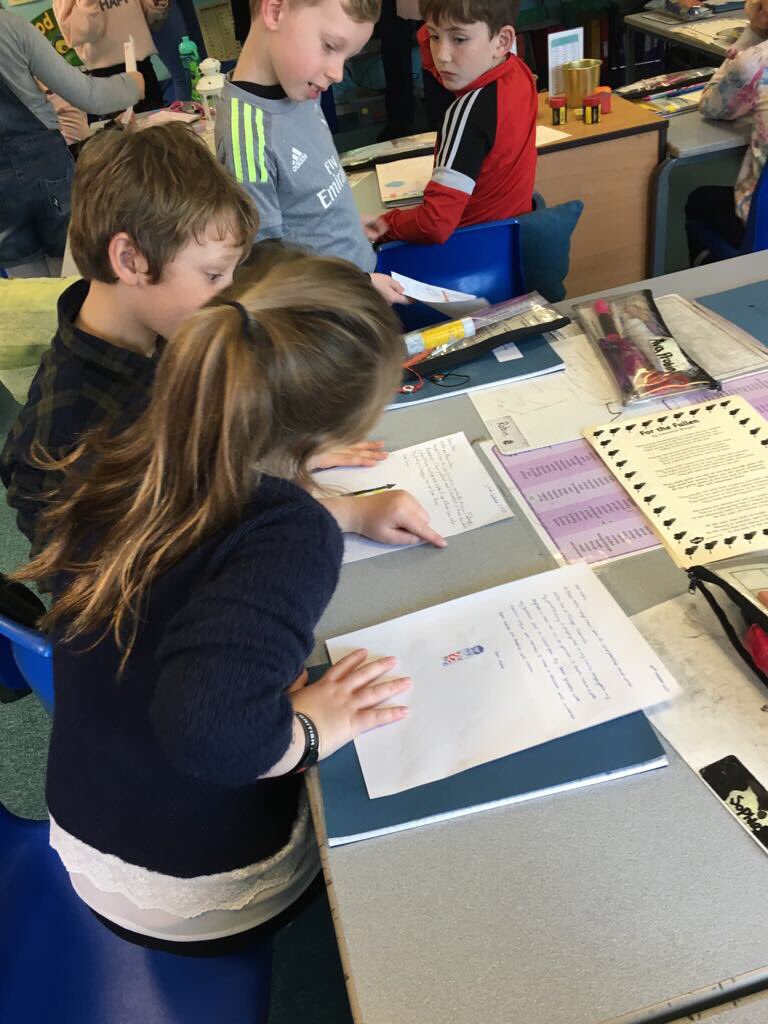 GlobalLinking's tweet photo. Excited pupils at #Crontoncofe reading letters from their Spanish link school. #IEW2017 #globallinking https://t.co/VGf5Ui7T97