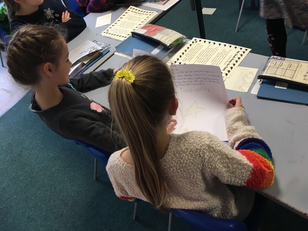 GlobalLinking's tweet photo. Excited pupils at #Crontoncofe reading letters from their Spanish link school. #IEW2017 #globallinking https://t.co/VGf5Ui7T97