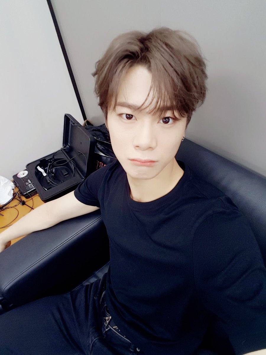 offclASTRO's tweet photo. 자고 일어나니 다른사람이 되어있었다..
#아스트로 #문빈 #범인은#맛있는갈비탕... https://t.co/0737LQkHqC