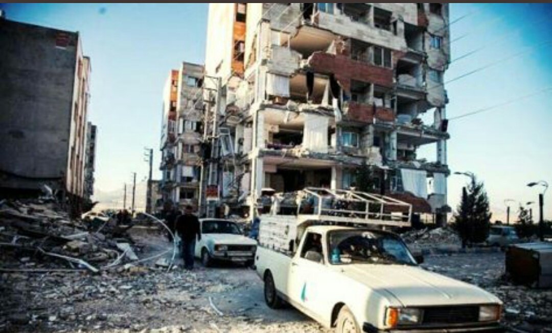 Taheri_Movement's tweet image. 12,000 residential buildings had totally collapsed.
More than 500 villages have been affected
428 ppl died &amp;amp; 7370 have been injured
Volunteers are trying to reach remote villages to distribute tents, blankets &amp;amp; food. 
#هلال_أحمر 
#eُarthquake
#Taheri_movement
#زلزله
#زلزال