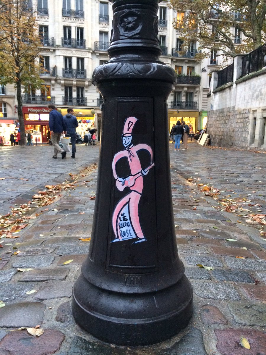 LeSoldatRoseOff's tweet photo. Le Soldat Rose se balade dans les rues de Paris! Essayez de le retrouver! https://t.co/gLtOMesuFQ
