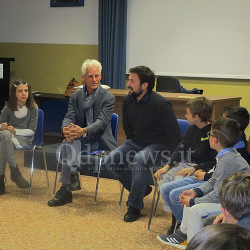 Qdpnews_it's tweet photo. #PievediSoligo | "Finchè c’è Prosecco, c’è speranza” (@ProseccoFilm), Padovan ed Ervas a confronto con gli alunni della primaria di Solighetto https://t.co/8AoQekyxvQ https://t.co/aZQadLDnnt