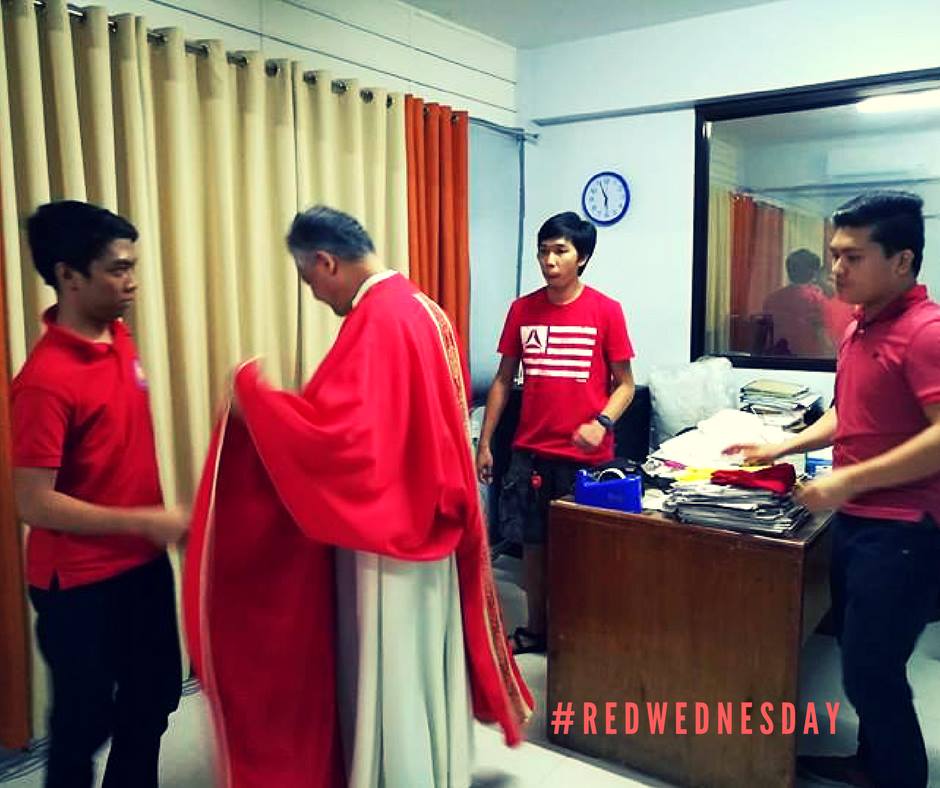 radio_asf's tweet photo. Our Archbishop (left photo) and Archbishop Emeritus (left) indulged us with a pictorial to prepare for #RedWednesday.
#RedWednesdayPH
#RedWednesdayASF https://t.co/hMmstG59ys