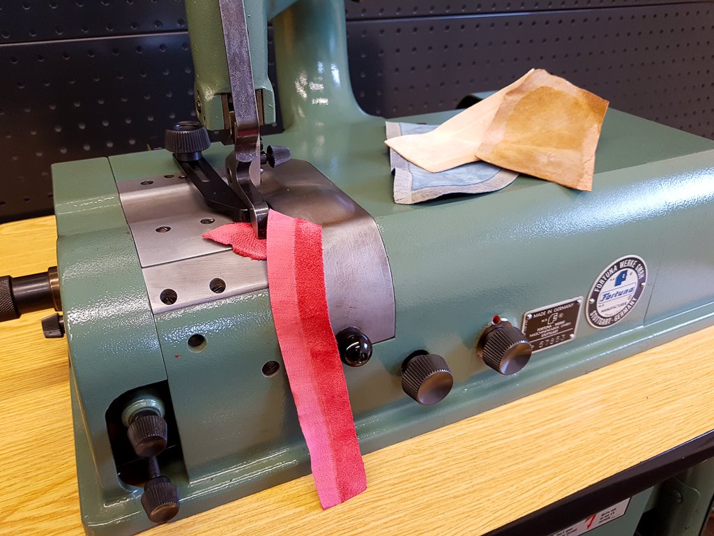 AUTEX24's tweet photo. Fortuna 50 PU AG Lederschärfmaschine
Fortuna 50 PU AG Leather Skiving Machine
#leder #fortuna #lederschärfmaschine #leather #machine #autex24 https://t.co/EVI8LCMOHF