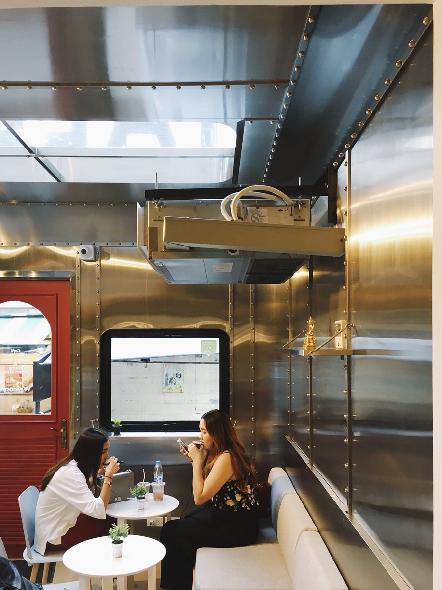 repeacediary's tweet photo. Tales coffee&amp;bed ร้านคาเฟ่ และ Hostel เล็กๆแถวข้าวสาร ข้างในตกแต่งอารมณ์เหมือนรถบ้าน ได้ลอง Latte กับ Coldbrew ไป กาแฟโอเคเลย ราคากลางๆ มีขนม ของหวานด้วย อย่าง Cheesecake แต่ไม่ได้ลอง https://t.co/sYK7paHAOO