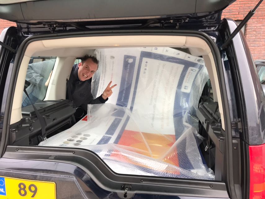 Embrace_Cloud's tweet photo. Roadtrip part 1: @paulgoedhart en @FrankEmbraceSBS gaan vanmiddag de 200ste klant verrassen! #EmbraceParty #Embrace200 #socialintranet https://t.co/QmYe64sASM