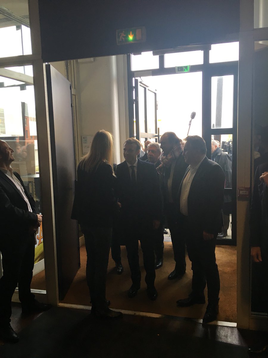 Rogers0ne's tweet photo. Visite d’@EmmanuelMacron à @AnkamaFR  et la @plaineimages #LREM @roubaix @TourcoingVille @Elysee #Roubaix #PolVille #culture #innovation https://t.co/AqV1eiSDot